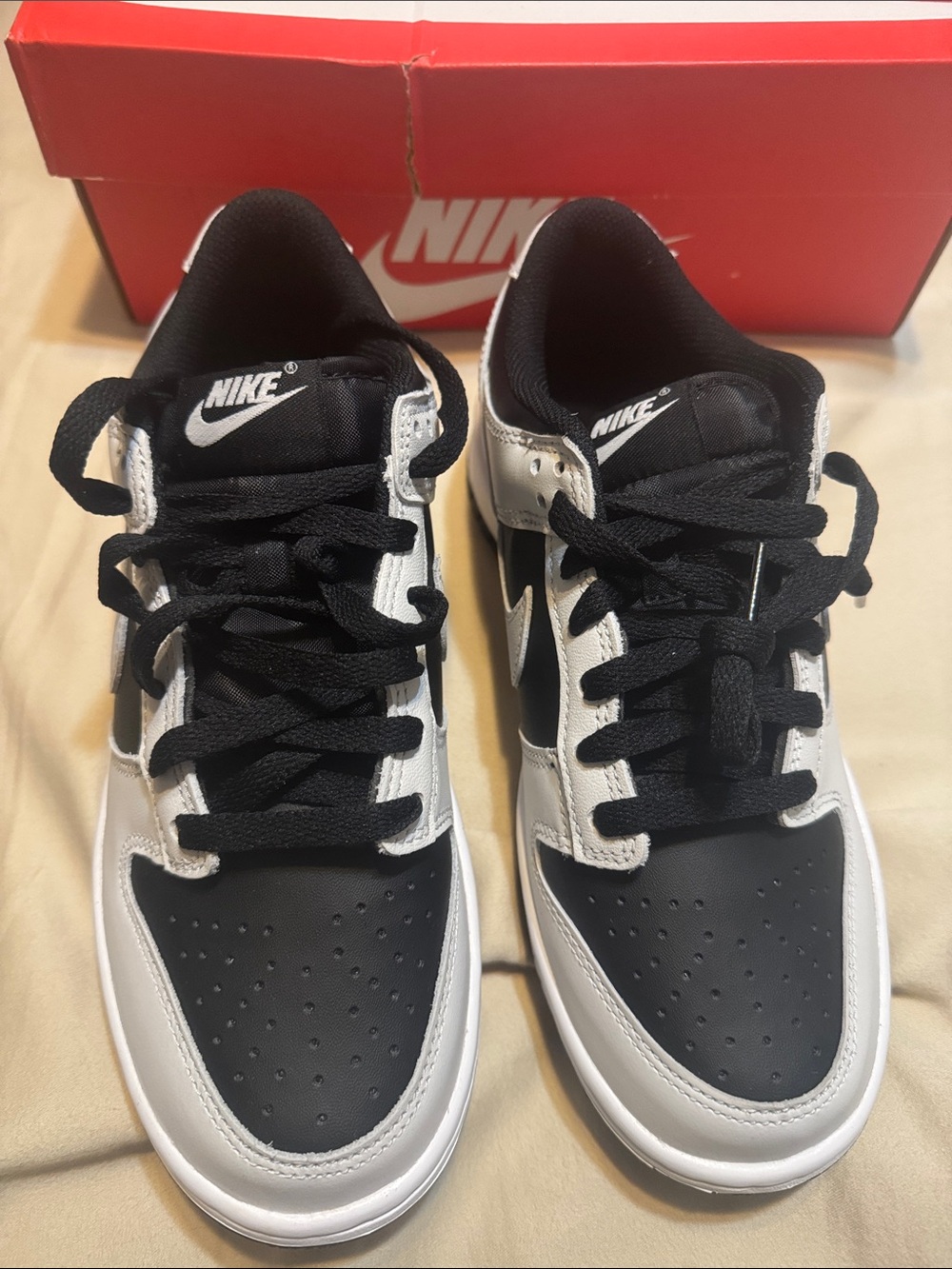 Nike kids Black and White Low-Top Sneakers - size 6youth